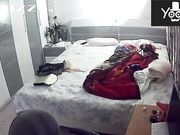 家用摄像机偷录貌似网络主播独守空房的宝妈给孩子喂奶 性感肚兜真是惹火