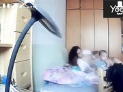 家用摄像机偷录貌似网络主播独守空房的宝妈给孩子喂奶 性感肚兜真是惹火