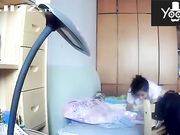 家用摄像机偷录貌似网络主播独守空房的宝妈给孩子喂奶 性感肚兜真是惹火