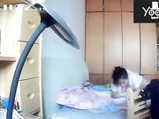 家用摄像机偷录貌似网络主播独守空房的宝妈给孩子喂奶 性感肚兜真是惹火