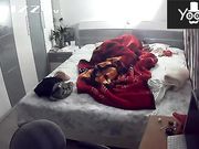 家用摄像机偷录貌似网络主播独守空房的宝妈给孩子喂奶 性感肚兜真是惹火