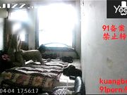 双机位拍摄素质哥单身宿舍双飞两个兼职卖保健品的气质少妇