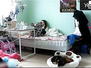 家庭摄像头破解偷拍小美眉一边玩手机一边自慰接个电话换衣服出去仔细看原来来大姨妈了