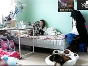 家庭摄像头破解偷拍小美眉一边玩手机一边自慰接个电话换衣服出去仔细看原来来大姨妈了