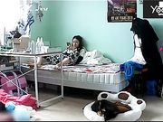 家庭摄像头破解偷拍小美眉一边玩手机一边自慰接个电话换衣服出去仔细看原来来大姨妈了
