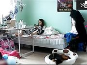 家庭摄像头破解偷拍小美眉一边玩手机一边自慰接个电话换衣服出去仔细看原来来大姨妈了