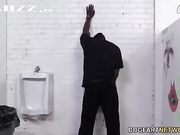 艾比·布鲁克斯坐在巨屌上越摇越爽 忍不住呻吟起来