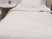 摸着奶子玩着逼吸着小烟还得把鸡巴塞进她嘴里，压在身下爆草