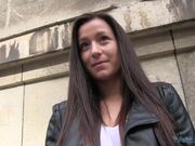 街头搭讪买炮系列皮衣T裤亚裔混血美眉为了钱与陌生小伙公厕里打炮冒白浆