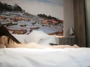 高颜值牛仔短裤萌萌妹子，镜头前口交穿上黑丝