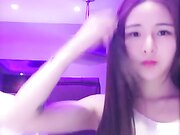 極品高顔值卡哇伊美女主播,胸部發育的超大,圓潤的一手拿不住