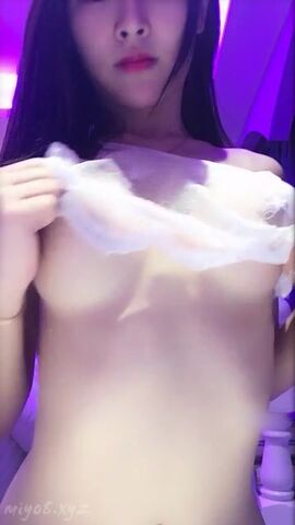 極品高顔值卡哇伊美女主播,胸部發育的超大,圓潤的一手拿不住