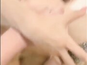 新下海漂亮00后小辣妹，酒店跟俩小伙3P，喜欢前后被塞满的感觉