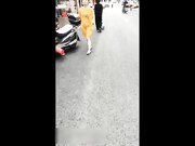 户外嫖妓偷拍《表哥扶贫站街女》简陋平房吃快餐表情销魂