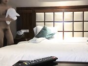 苗条貌美娇俏可人，近景展示美妙胴体