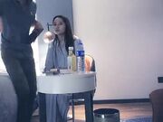 连叫两个小姐姐，留下高颜值清纯妹狂干，开启深夜情感访谈