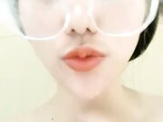 这谁顶得住V苗条眼镜妹子道具爆菊，翘起屁股两根假吊双洞其插浴室骑坐