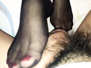 酒店约炮单位的极品少妇 黑丝大长腿先玩足交 再打炮爽歪歪