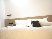 沈先生探花约了两个妹子玩双飞，穿上黑丝手指摸逼口交舔菊