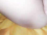 渣男玩弄良家少妇一起3P，扒光小少妇让她给口交好害羞不敢露脸