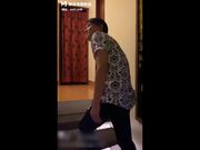 痴汉尾行硬闯公寓强上大奶骚女射在美胸上