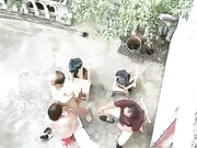 熟女的疯狂风骚的大姐勾搭两个院里乘凉的大爷玩起了3P