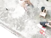 熟女的疯狂风骚的大姐勾搭两个院里乘凉的大爷玩起了3P