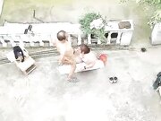 熟女的疯狂风骚的大姐勾搭两个院里乘凉的大爷玩起了3P