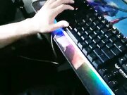 风骚少妇网吧勾引打游戏的小哥，到网吧厕所激情啪啪好刺激