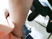 风骚少妇网吧勾引打游戏的小哥，到网吧厕所激情啪啪好刺激