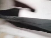 少女小E在邻居家门口淘气