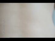 贫乳小姐姐嘴里含着冰水给帅哥口交