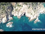 自己的野外别墅带两个妹子来度假