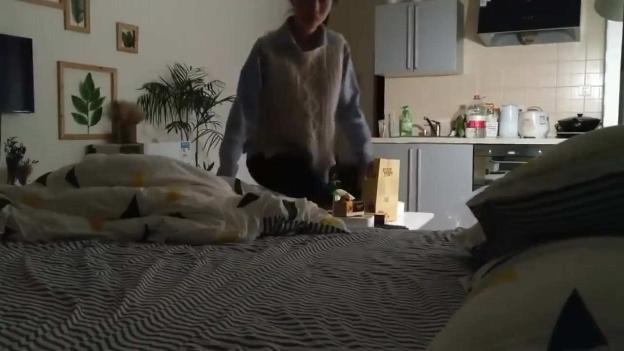 个人云盘泄密新婚小夫妻私密视频被曝光 老公用大黑牛猛插老婆的小骚B