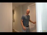 表姐在卧室里偷偷自慰被我发现