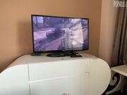 女孩在vr眼镜观看色情片并手淫她的阴户