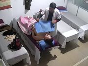 养生馆丰满大奶熟女骗丈夫去按摩却享受猥琐老中医舔逼扒光啪啪服务