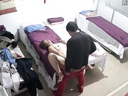 养生馆丰满大奶熟女骗丈夫去按摩却享受猥琐老中医舔逼扒光啪啪服务