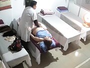 养生馆丰满大奶熟女骗丈夫去按摩却享受猥琐老中医舔逼扒光啪啪服务