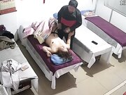 养生馆丰满大奶熟女骗丈夫去按摩却享受猥琐老中医舔逼扒光啪啪服务