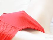 极品模特害羞抚摸红色内裤里粉嫩的白虎鲍