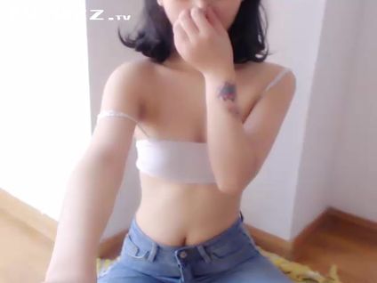 穿乞丐裤纹身的无毛可爱漂亮小美女直播露出白嫩的娇躯 真想干