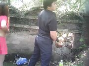 野鸡到山上和嫖客站着打野战被游客偷拍 真刺激