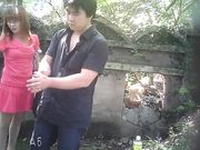 野鸡到山上和嫖客站着打野战被游客偷拍 真刺激