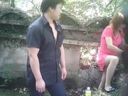 野鸡到山上和嫖客站着打野战被游客偷拍 真刺激