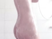 浴室偷放摄像头偷拍身材不错下面性感敷着面膜的表姐洗澡