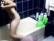 女友的闺蜜来借宿假借上厕所偷偷调试好针孔摄像头偷拍她洗澡 奶子大身材好 极品!