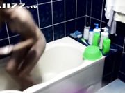 女友的闺蜜来借宿假借上厕所偷偷调试好针孔摄像头偷拍她洗澡 奶子大身材好 极品!