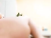 萝莉主播为了博眼球吃完火腿肠后在众粉丝面前直接和爸爸开操 场面真淫乱