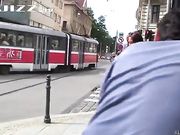 布拉格街道身材完美的高颜值模特在大庭广众之下宽衣解带进行拍摄 路人经过无所畏惧